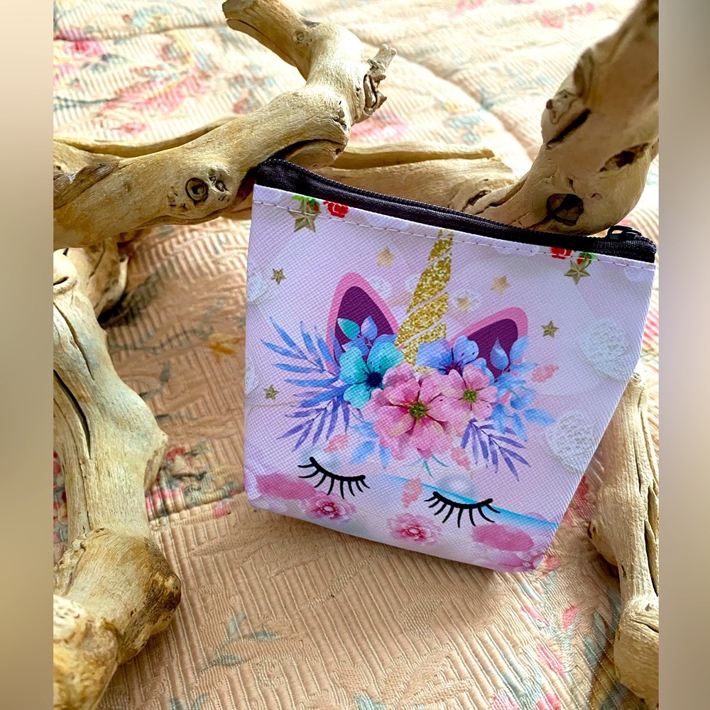 🖤SOLD🖤Girls Small Change Purse With Free Pack Of 24 Crayons